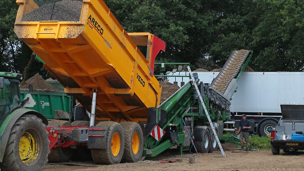 Het uit 1975 stammende familie bedrijf Veco BV is gespecialiseerd in het telen en schillen van zilveruien en het wassen en sorteren van Parijse wortelen. Jaarlijks verwerkt het bedrijf circa 40.000 ton groenten.