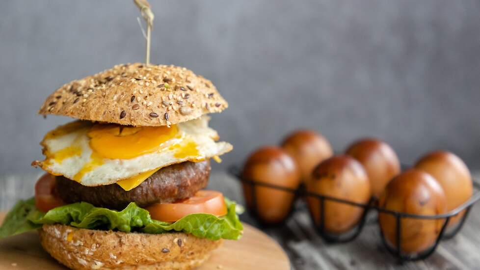 Een van de verrassende recepten met Smoked Eggs: op een hamburger. Bacon meebakken is niet meer nodig, de smaak heb je al met de gerookte eieren.