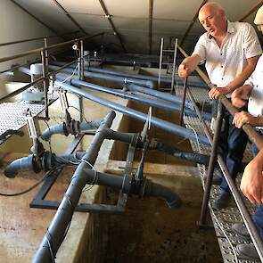 Eigenaar Marcel van den Berkmortel legt uit hoe de voerbrijkeuken werkt tijdens de rondleiding, waarbij reststromen uit de voedselindustrie worden gevoerd aan de varkens.