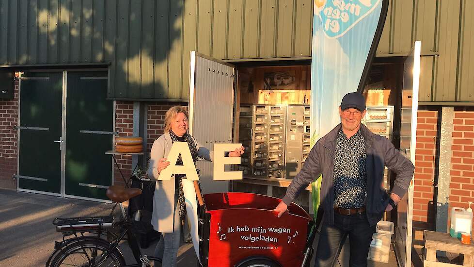 Jan Vlastuin uit Dalfsen fietste vrijdagmiddag naar Oene. Elke fietser neemt een letter mee in de bakfiets naar Barneveld. De slagzin volgt zaterdag.