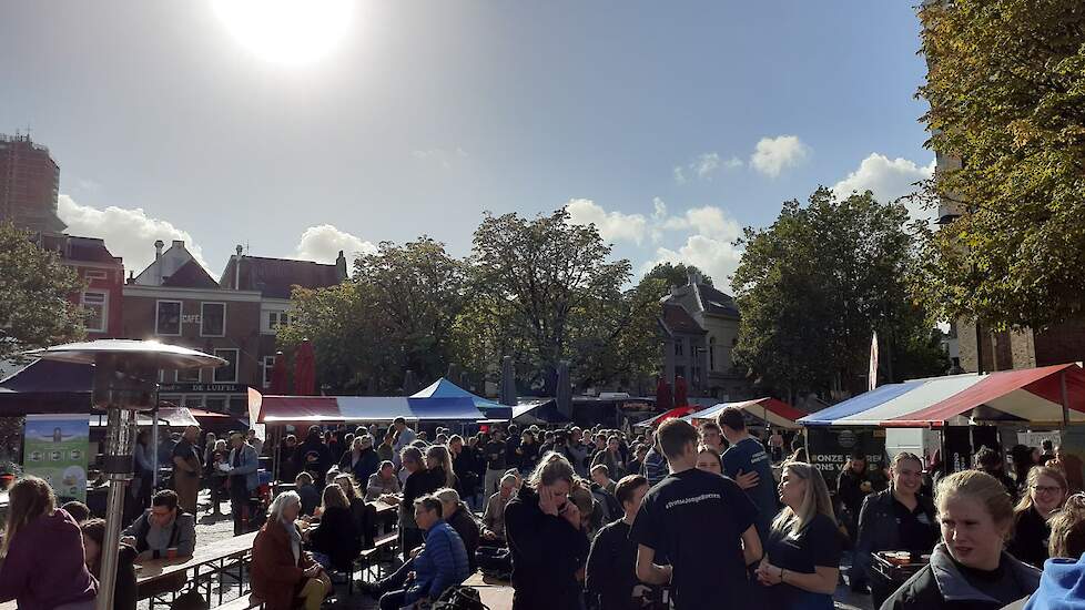 Aardig wat Utrechters komen op het gratis voedsel af.