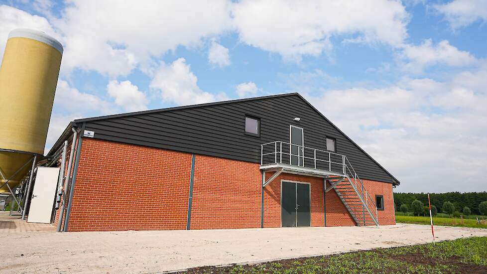 De nieuwe stal van 97 bij 20 meter voor 12.000 hennen staat aan het eind van de inrit van Hennekes BV. Daar houdt Mans scharrelhennen en 1 ster Beter Leven hennen. De biologische stal hoort bij zorgboerderij Ingelshof. Jos en Gerry kochten het bedrijf van