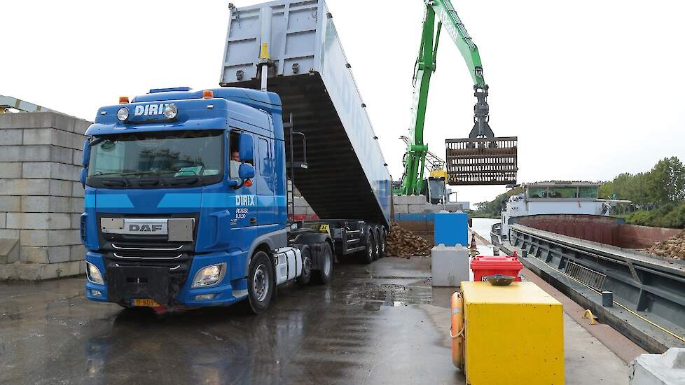 De bietenreis begint op de kade van L’Ortye in de Maastrichtse Beatrixhaven. Chauffeurs lossen hun vracht en laten hun vrachtgegevens achter bij de BeetBox. (zie verderop).