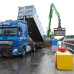 De bietenreis begint op de kade van L’Ortye in de Maastrichtse Beatrixhaven. Chauffeurs lossen hun vracht en laten hun vrachtgegevens achter bij de BeetBox. (zie verderop).