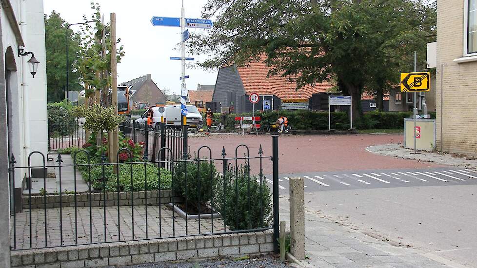 Kruispunt in het Zeeuwse Rilland, met rood dak de boerderij.