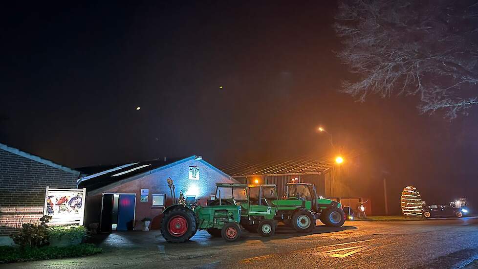 „Volgende keer doen we weer mee", zeggen deelnemers. Het erf gepoetst, de tractors naar buiten. Het was echt genieten om zo de auto's langs zien te rijden en de mensen een lichtpuntje in deze donkere tijden te kunnen bieden.