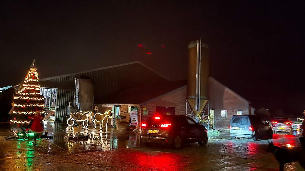 Bij familie Relou aan de Achterdijk mochten de deelnemers een rondje over het erf en de stal rijden. Een prachtige kerstboom van tractorbanden was een van de creatieve erfversieringen.