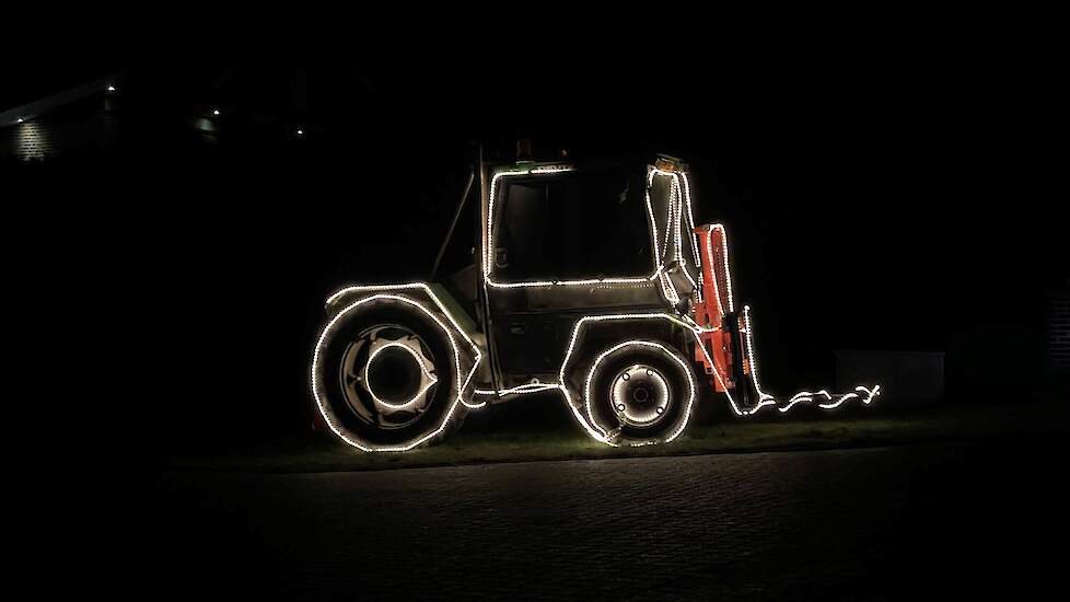 Ook burgers naast de route zetten hun tractor mooi in het licht. „Het is mooi om ook mee te doen, en zeker in deze tijd dat er nauwelijks iets mogelijk is", zegt een van de burgers aan de route.