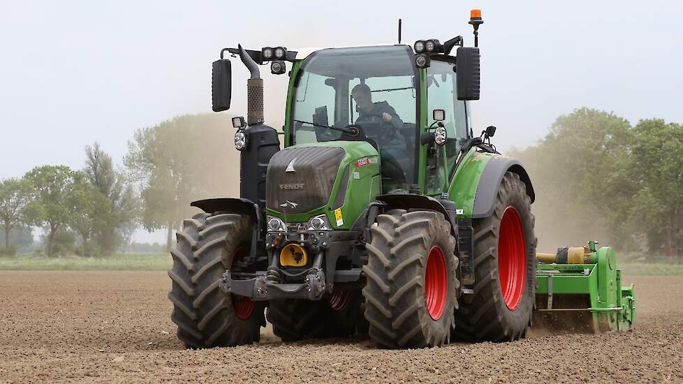 Het perceel van bijna 9 hectare bestaat uit rivierklei. Er is eerst gewoeld en gerotord als grondbewerking, maar omdat er nog te veel kluitvorming is wordt er nog een keer voorgefreesd.