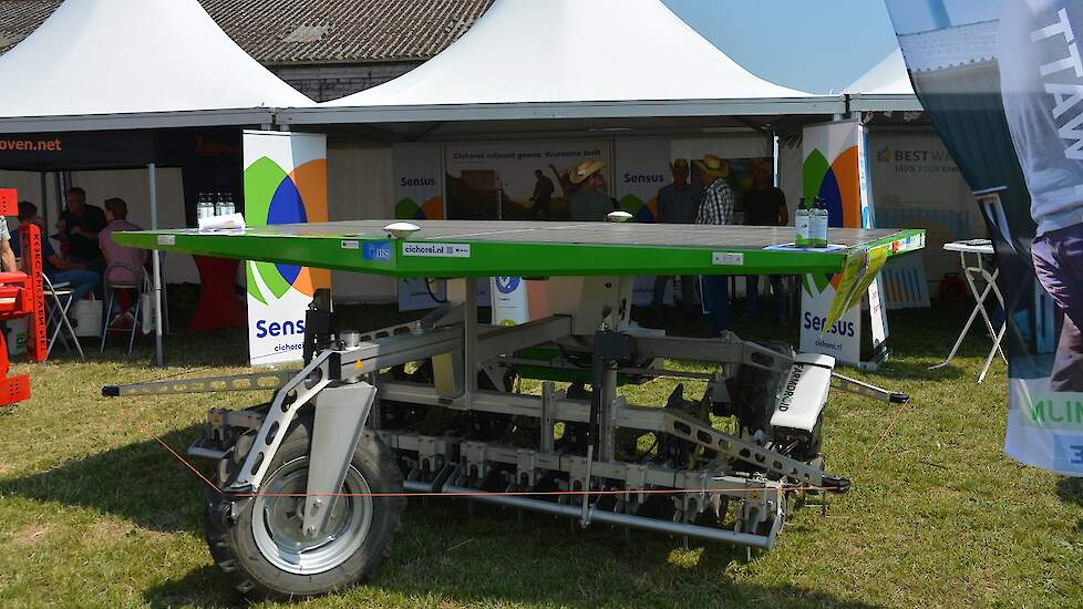 Sensus demonstreert de Farmdroid, een autonome zaai- en schoffelmachine. De ervaringen met deze machine zijn zo goed dat Sensus op zoek is naar telers die ook in een dergelijke machine willen investeren. Een investering van zo’n 75.000 euro, maar dan hoef