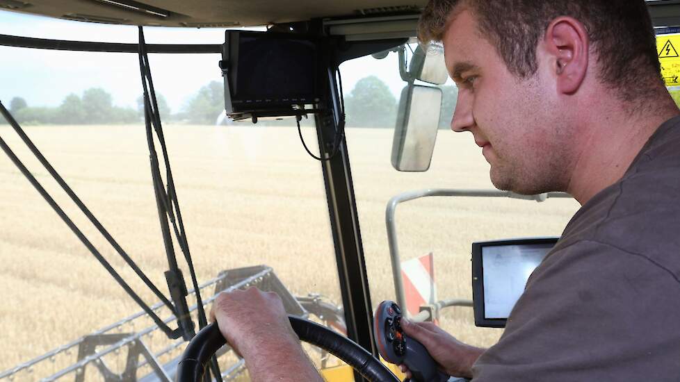 Loonwerker Bram rijdt dit jaar met een nieuwe combine. De combine heeft een 7.60 meter brede maaikorf en de bunker inhoud van 9.500 liter (7 ton).