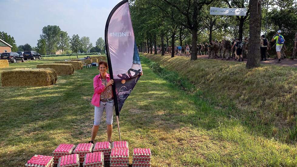 Stichting Blij met een Ei heeft 21.600 roze gekookte eieren geschonken aan de Vierdaagse lopers onder het moto "Vierdaagse is een eitje". Het ei is een vitaminebom en licht verteerbaar; goede voeding voor de wandelaars.