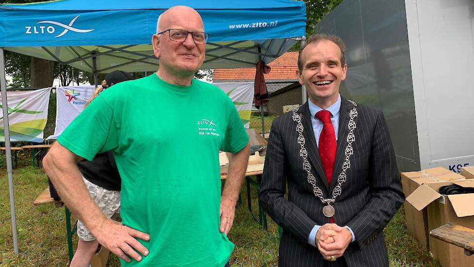 Arno Roelofs, een van de vaste organisatoren van ZLTO Rijk van Nijmegen, in gesprek met burgemeester Slinkman van gemeente Berg en Dal. „Hij was zeer positief over onze acties en ondersteunt de boeren ook richting politiek Den Haag", zegt Arno Roelofs.