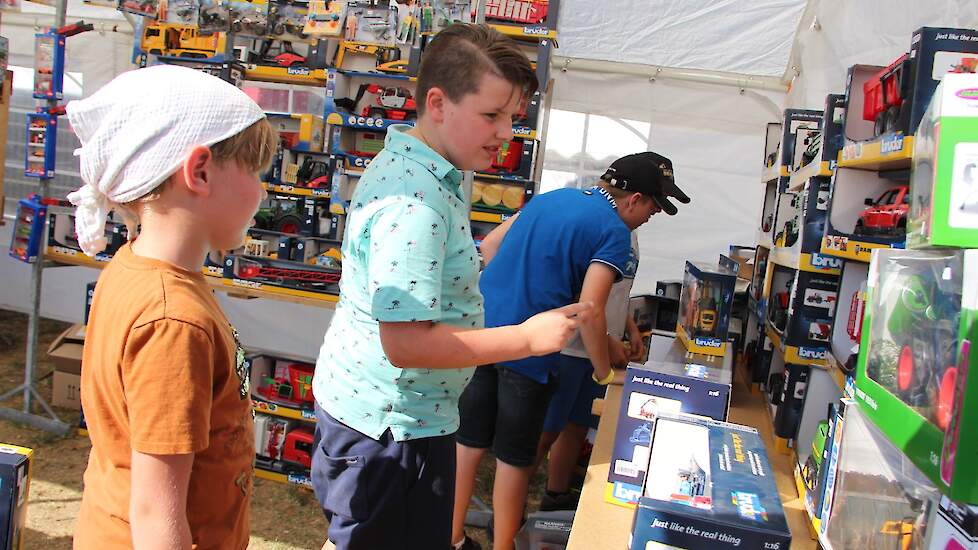 Menig ouder kon de lokroep van de kinderen voor een nieuwe miniatuur tractor of machine niet weerstaan.