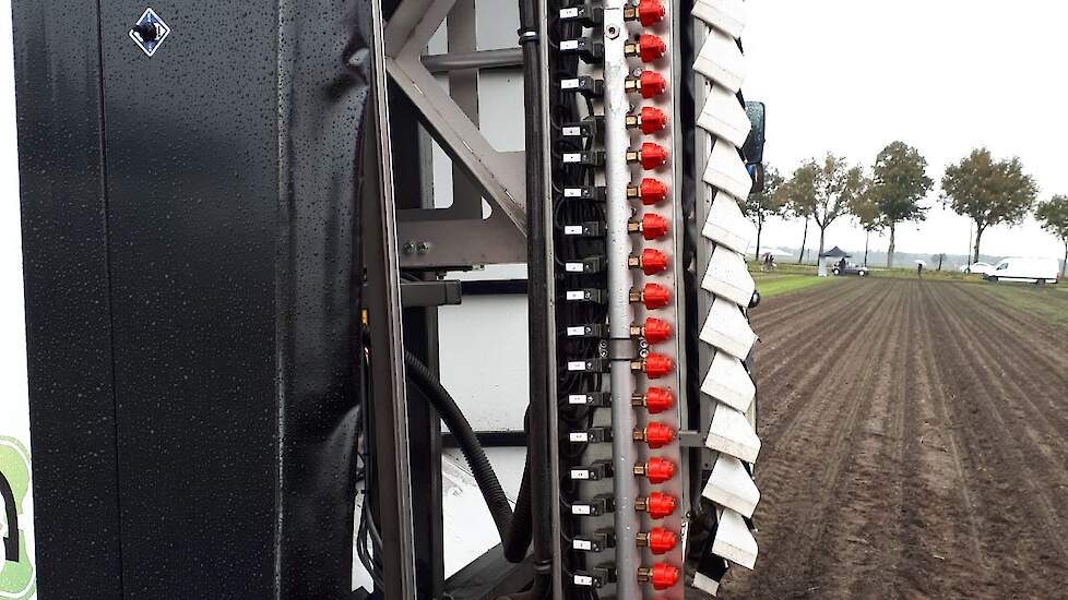 Abemec liet de ARA spotsprayer van het Zwitserse bedrijf EkoRobotix zien. Er draaien inmiddels drie van deze machines in Nederland. Zij worden met name ingezet voor bestrijding van aardappelopslag en onkruidbestrijding in uien, bieten, cichorei en graslan