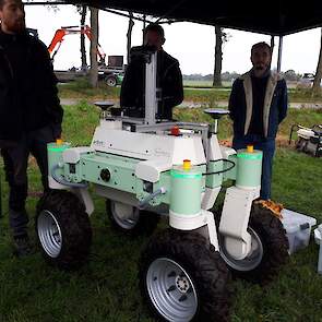 De Arboto van Exobotic is nu nog een typische boomkwekerijmachine. Hij rijdt langs laanbomen en meet op één meter hoogte de dikte van de stammen. De makers sluiten uitbreiding naar akkerbouw echter niet uit. Zij zien het platform dan functioneren in grond