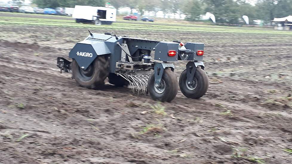 De Aigro Up is nu net als de Naïo OZ vooral in gebruik voor schoffelen en eggen in de boomkwekerij. Mede Aigro-oprichter Peter Briër ziet echter ook kansen voor de akkerbouw. „Zoals er nu soms acht arbeidskrachten de akker opgaan, kan dat straks ook een z