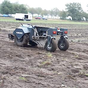 De Aigro Up is nu net als de Naïo OZ vooral in gebruik voor schoffelen en eggen in de boomkwekerij. Mede Aigro-oprichter Peter Briër ziet echter ook kansen voor de akkerbouw. „Zoals er nu soms acht arbeidskrachten de akker opgaan, kan dat straks ook een z