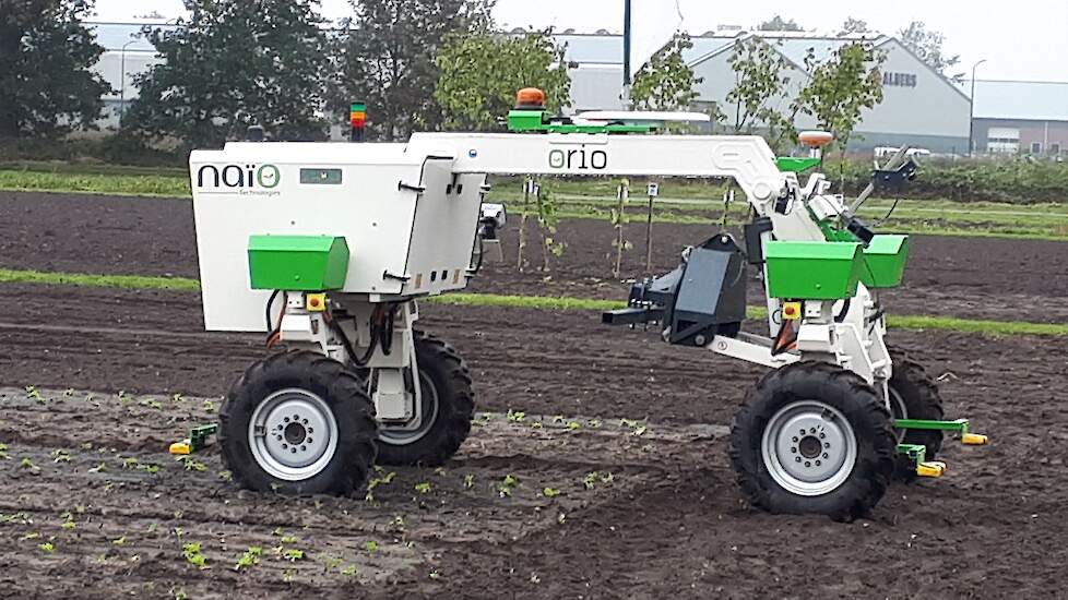 De Naïo Orio zagen we min of meer eerder. Grootste verschil van dit model met zijn voorganger Dino is de portaalbouw, waardoor meer ruimte voor werktuigen ontstaat. Zo is de Orio is geschikt voor schoffelen, zaaien, spuiten en maaien. Het gewicht bedraagt