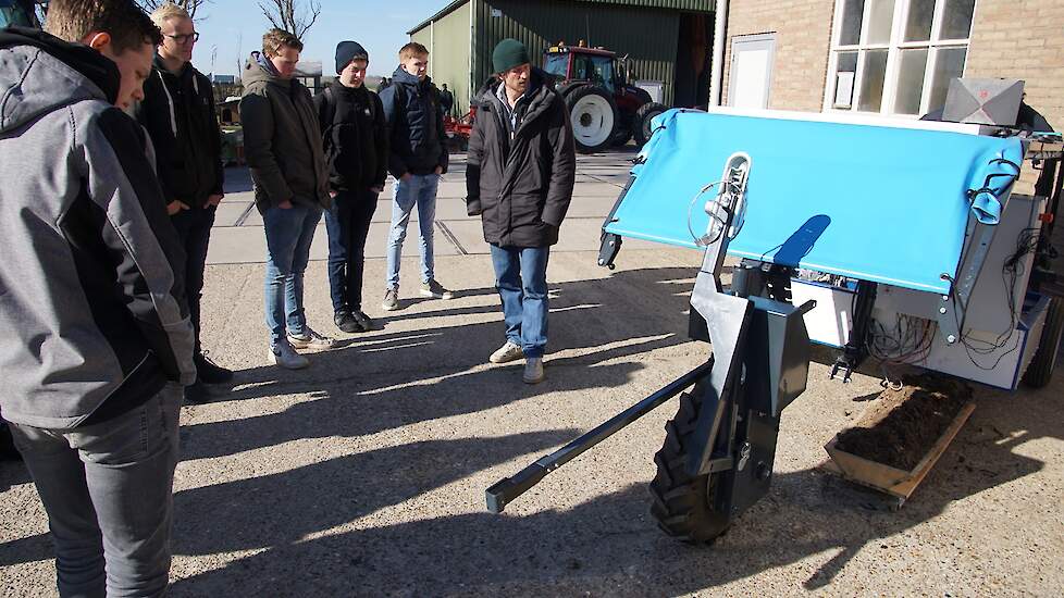 Tim Kreukniet geeft uitleg over de robot van Trabotyx, die klein onkruid uit peenpercelen kan halen. De robot is al inzetbaar. Trobotyx werkt aan nieuwe software voor andere gewassen, zoals voor uien. De robot boort het jonge onkruid in de rij weg. Hij be