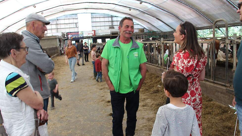 De hele dag verwelkomde Harry Houben (midden) en zijn gezin ruim 2.500 bezoekers op hun bedrijf. Houben vertelde de hele dag over zijn 75 melkkoeien. Die produceren VLOG-melk. Hiervan maakt Campina kaas in de nabij gelegen kaasfabriek in Born. Het was voo