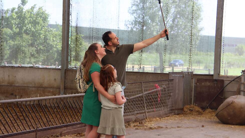 Voor sommige bezoekers is een bezoek aan de stal een bijzonder moment, en daar moet dan ook een gezins-selfie van worden gemaakt.