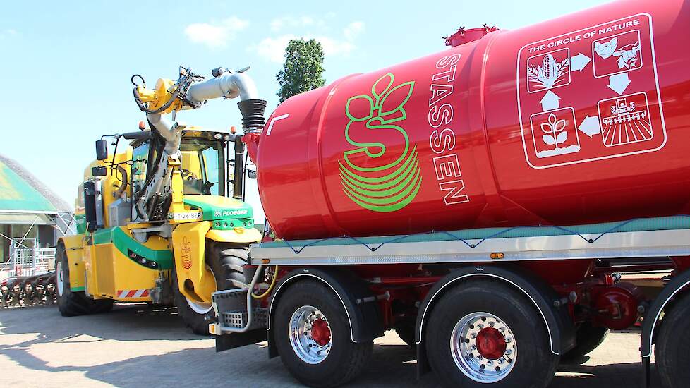 Bezoekers kregen ook een indruk van de hedendaagse mechanisatie rondom een melkveebedrijf. Zo toonde mesttransporteur Stassen uit Born de combinatie van de aanvoer en verspreiding van mest.