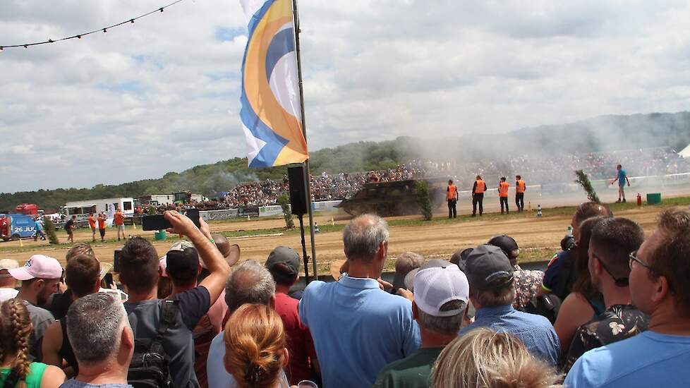 Als bijzondere attractie had de organisatie YouTube-ster Mastermilo uit Baarle-Nassau met zijn tank gecharterd.