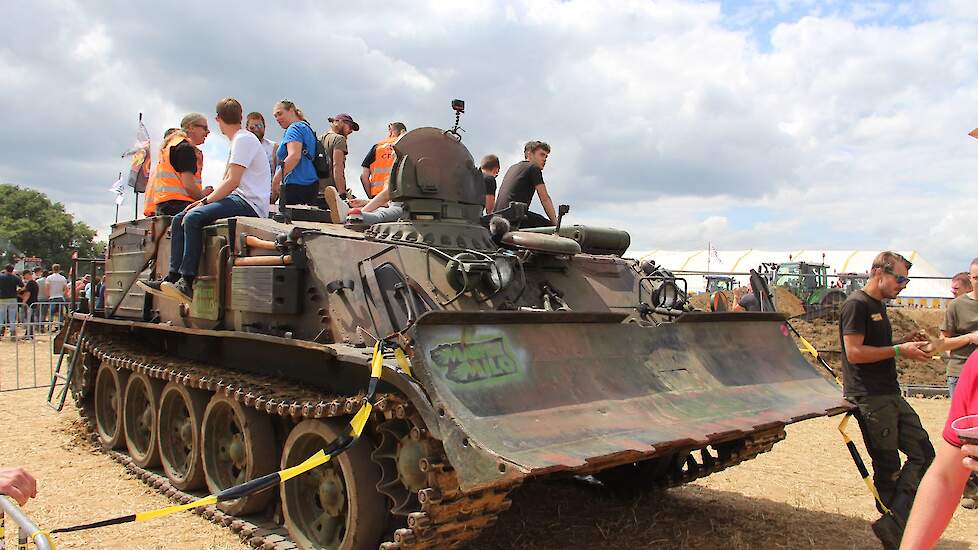 Mastermilo kocht een gebruikte tank in Engeland en heeft deze opgeknapt. Het gaat om een T55-tank van Russische makelij die tijdens de Golfoorlog dienst deed. De tank wordt aangedreven door een V12-dieselmotor.