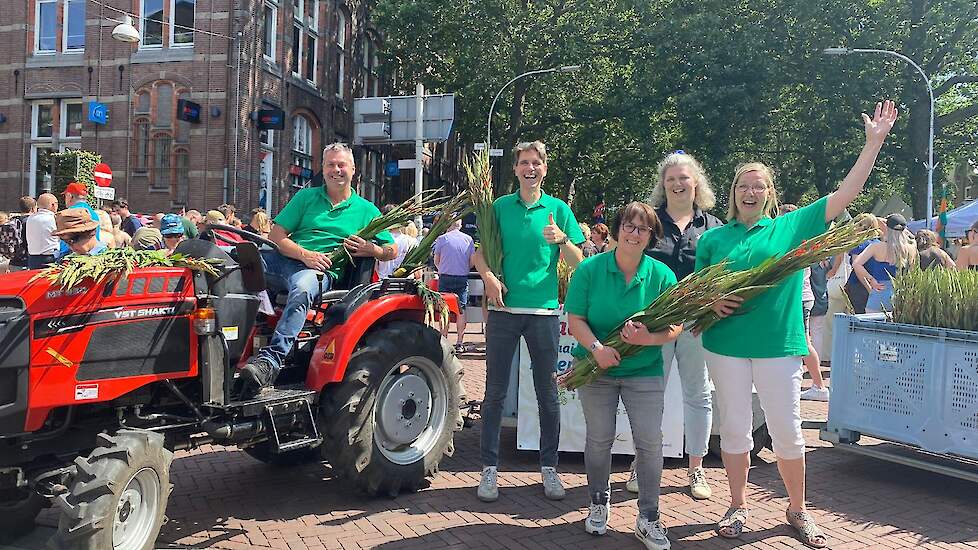 Zondag 16 juli startten de boeren in de binnenstad van Nijmegen met de verkoop van gladiolen. De opbrengst tot en met donderdag was 1600 euro goed voor ruim 1000 meter bloemenrand. Die wordt maart 2024 bij de knooppunten van de 30,40, 50 routes gezaaid zo