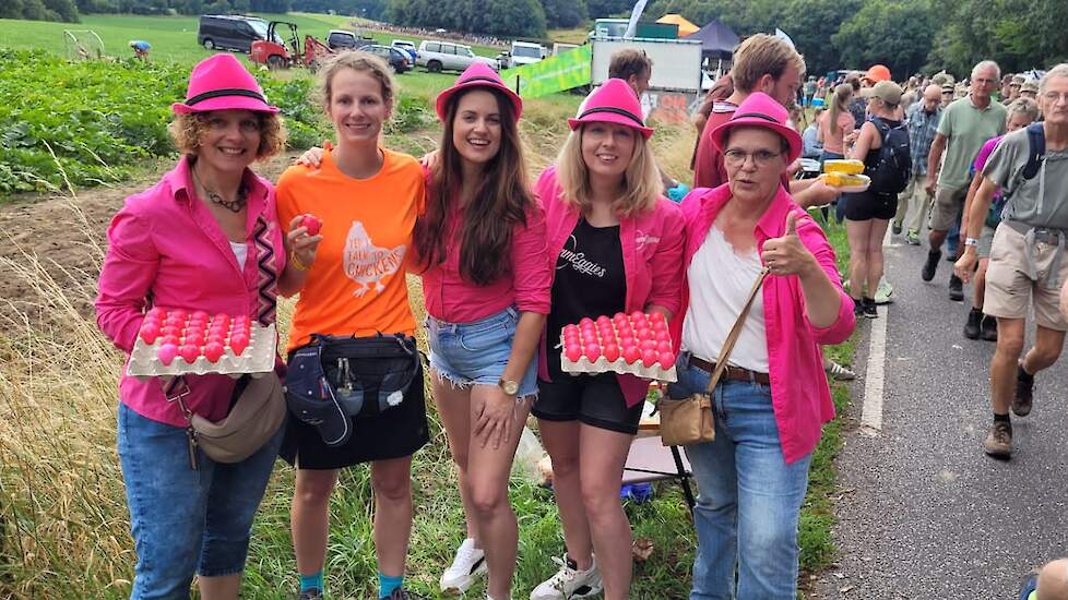 De mmmEggies deelden in drie dagen 18.000 gekookte roze eieren uit. Een lekkernij en vitaminebom voor de wandelaars. mmmEggie en legpluimveehouder Resi Bens uit Haps, tweede van links, liep zelf de Vierdaagse.