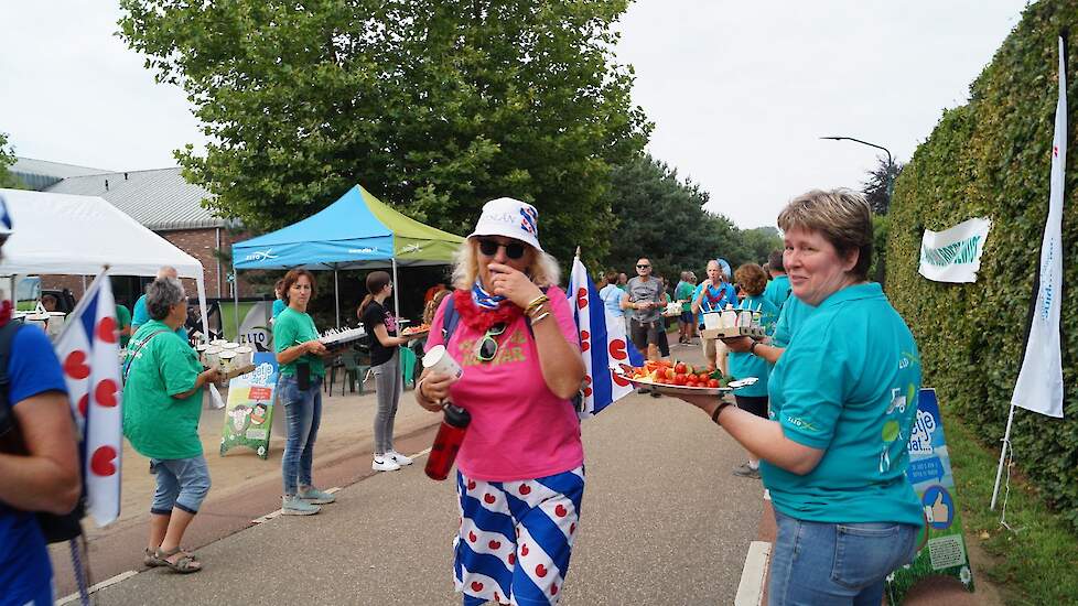 Vrijdag was het perfect wandelweer toen de eerste wandelaars in Beers aankwamen. De boeren staan altijd op een locatie op het platteland. „Het valt op dat de worst het eerste van de schaal gepakt wordt", zegt Suzanne Jakobs, secretaris ZLTO Land van Cuijk