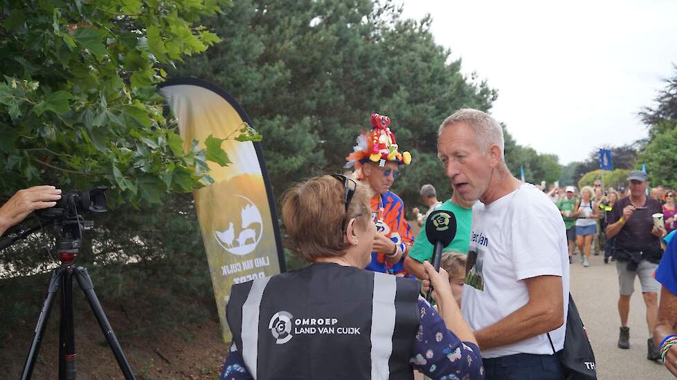 Omroep Land van Cuijk interviewt melkveehouder Jan Gieben uit Wilbertoord. Hij loopt al jaren de Vierdaagse. „Op mijn werkklompen en ongetraind en dat gaat prima."