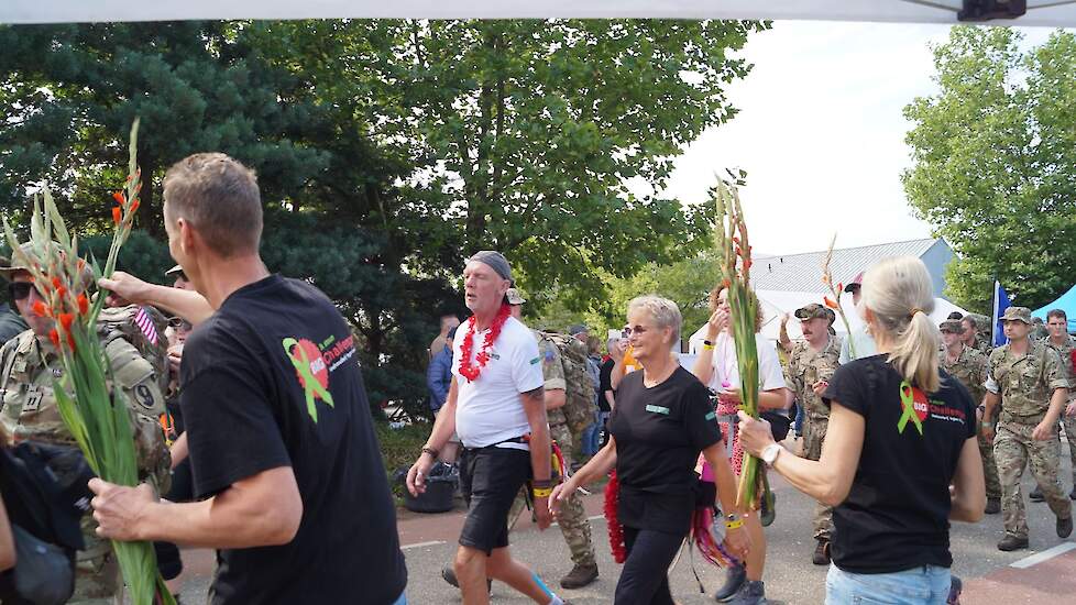 De laatste gladiolen werden vrijdag in Beers verkocht voor BIG Challenge, farmers against cancer. Het team met boeren en mensen uit de agrarische sector dat elk jaar aan de Alpe d'HuZes meedoet en zoveel mogelijk geld ophaalt voor KWF Kankerbestrijding.