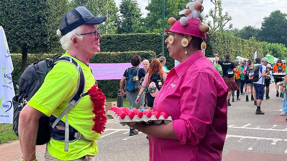 „Wat een prachtige eierhoed", hoorde kippenboerin en mmmEggie Ada diverse keren. „De Vierdaagse is een eitje, zeker met die lekkere eieren van ons."