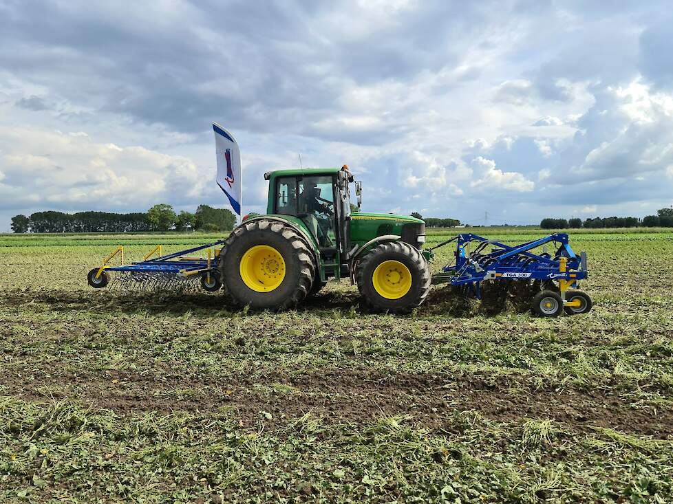 TGA 300 Treffler cultivator (voorop) en TGA wiedeg (achterop).