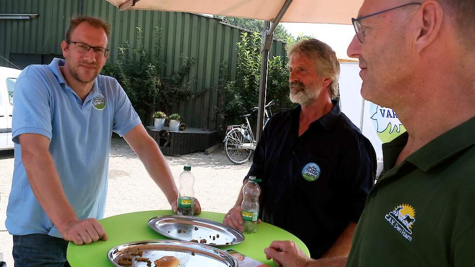 Christiaan Van der Kamp met collega René Holtkuile en voeradviseur Henri Ekkel (vlnr)