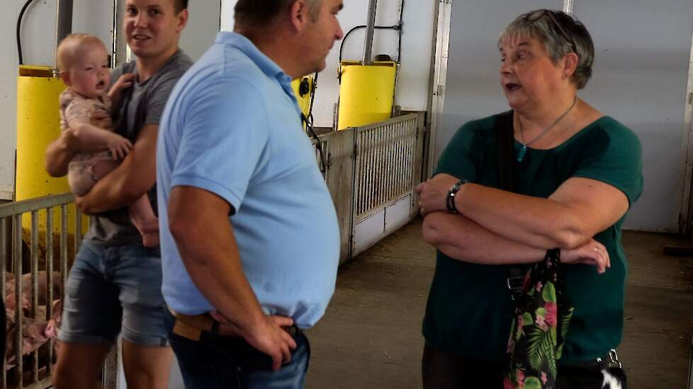 Wroetvarkenshouder Laurens Stevelink in gesprek met een bezoeker