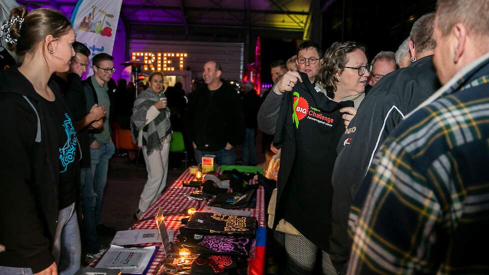 Deelnemers aan BIG Challenge, farmers against cancer, verkochten coole shirts waarvan de opbrengst 100 procent naar KWF gaat. „Het tweede doel, naast zoveel mogelijk geld ophalen voor KWF, is promotie van de agrarische sector. Dat gebeurde hier zeker", ze