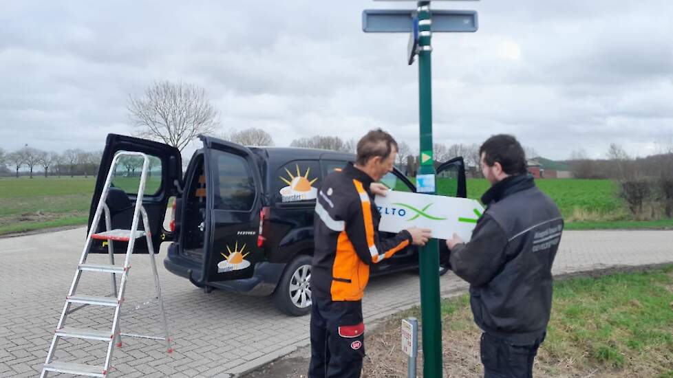 Drie boeren waren 5,5 uur druk met het uitpijlen en losse verlichting ophangen. „We leren elk jaar bij hoe dat te perfectioneren. We kregen ontzettend veel complimenten over de sliertjes groene verlichting op donkere plekken", zegt Pieter Relou, melkveeho