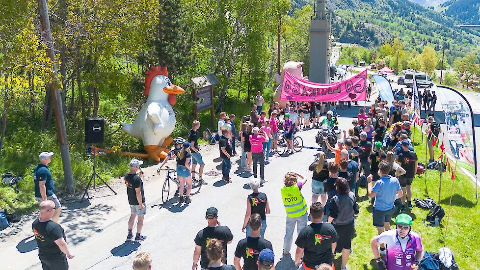 Het entertainmentpunt van BIG Challenge tussen bocht 4 en 3. De Alpe is 14 kilometer lang met 1.100 hoogtemeters. Onderaan begint bocht 21 en boven voor de finish is bocht 0.