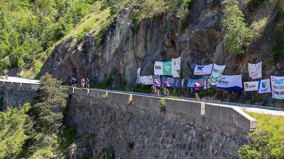 De Alpe d’Huez is klaar voor de start. Vlaggen van sponsoren of naasten die helaas zijn overleden aan kanker hangen op de berg.