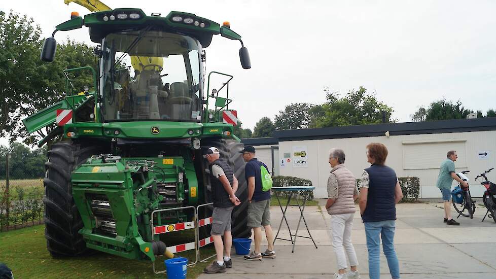 Loonwerkcombinatie LvCm was de zevende stopplek. Fietsers maakten een rondje door de loodsen en konden een filmpje bekijken. „Nu konden ze die grote machines die ze op de weg tegenkomen, van dichtbij bekijken. We vinden het belangrijk om burgers kennis te