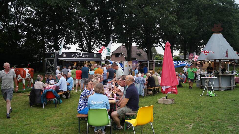 Na het welkomstdrankje, likeur van Léon, ook een streekproduct, was het gezellig in de Boerenfestival weide. Een heuse silobar, de Smaakwagen Land van Cuijk, de zitjes en natuurlijk de grazende Charolais koeien op de achtergrond.