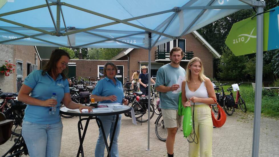 De start was dit jaar bij Loeffen Vlees in Haps. Na koffie en een mini kalfworstenbroodje, een van de ingrediënten waar de fietsers daarna langsfietsten, startten de deelnemers aan de fietstocht van ruim 30 kilometer. Elk jaar kiest de organisatie een and