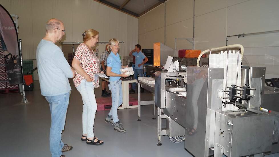 De eerste stop was bij Bens BoerderEi, het legpluimveebedrijf van de familie Bens. Bezoekers konden het inpakken van eieren zien en via de zichtruimte de stal met kippen.