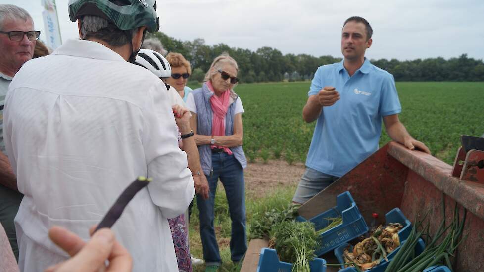 Maarten Robben, biologische en gangbare akkerbouwer, gaf in het veld uitleg over de diverse groentegewassen. „Het verschil tussen gangbaar en bio werd vaak gevraagd. Ik heb veel mensen de verse groente laten proeven en vooral de verse zoete en frisse smaa