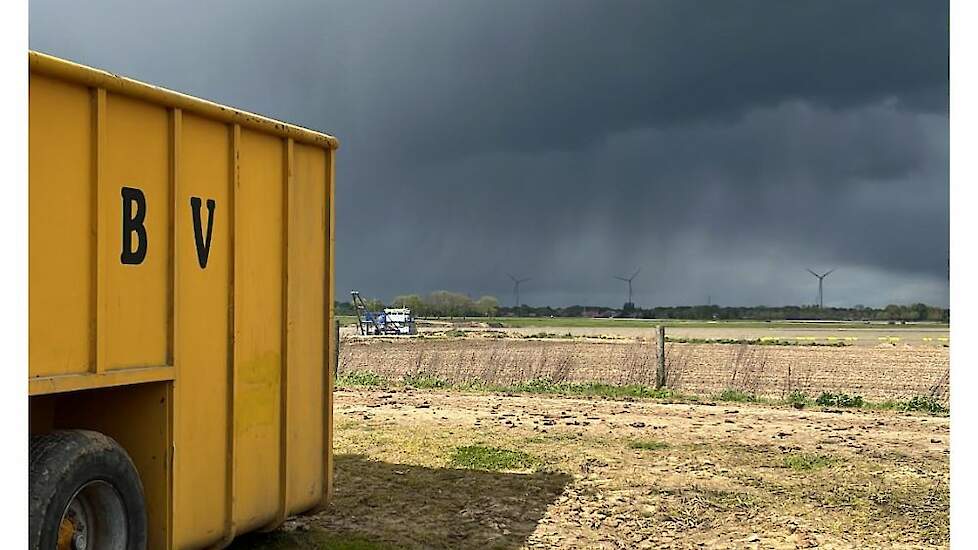 Een dreigende lucht tijdens het uitrijden van mest. Dit voorjaar viel er extreem veel neerslag, waardoor de mest uitrijperiode later dan normaal gesproken begon.