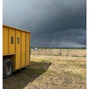 Een dreigende lucht tijdens het uitrijden van mest. Dit voorjaar viel er extreem veel neerslag, waardoor de mest uitrijperiode later dan normaal gesproken begon.