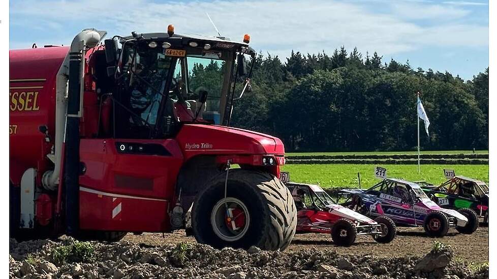 Buiten het werk bij de loonwerker wordt de trike ingezet op de regionale autocross, waarbij Van Buggenum de baan besproeit met water om het opwaaien van te veel stof te voorkomen.